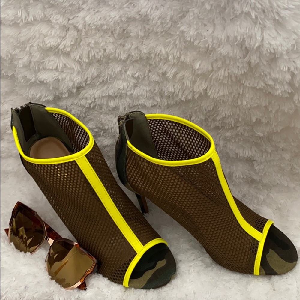WEEKEND SALE!!!!⭐️REALITY ⭐️Yellow Open Toe Camouflage Heels